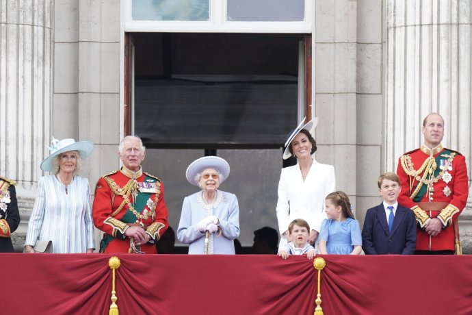 Královský pozdrav z balkonu Buckinghamského paláce při příležitosti oslav 70 let Alžběty II. na britském trůnu. Camilla, Charles, Alžběta II., Catherine, William a děti Louis, Charlotte a George. Foto: Buckinghamský palác