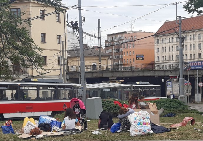 V parčíku před hlavním nádražím přebývají nejméně dva měsíce romské matky s dětmi z Ukrajiny. Spí na ulici, pod sebou lepenkové krabice. Většina jich má uprchlické vízum, nemají ale kde bydlet. Foto: Jana Ustohalová, Deník N