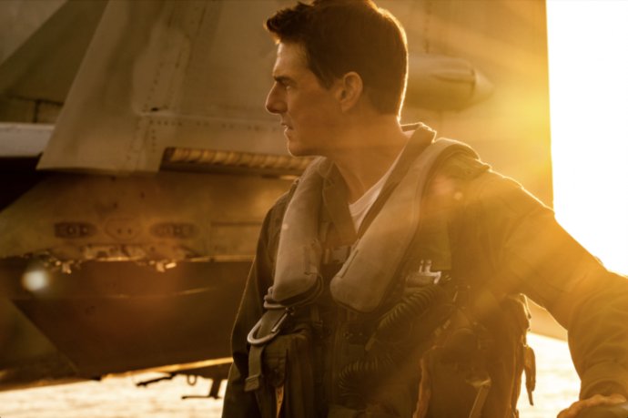 Kapitán Pete Mitchell (Tom Cruise) je připraven proletět se v záři zapadajícího slunce. Foto: CinemArt