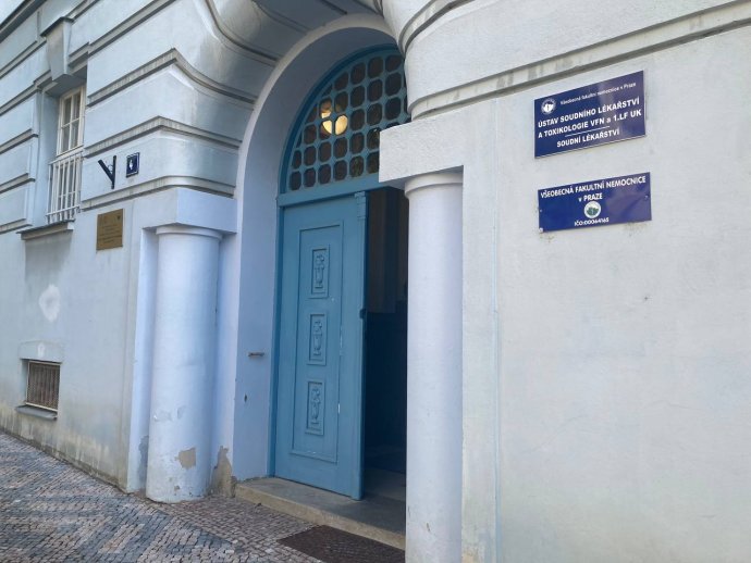 Budova, kde působí Všeobecná fakultní nemocnice v Praze spolu s pohřebním ústavem. Foto: Deník N
