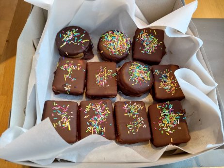 Ultrajednoduchý recept na vynikající čokoládové sušenky podle své babičky představuje reportérka Barbora Janáková.