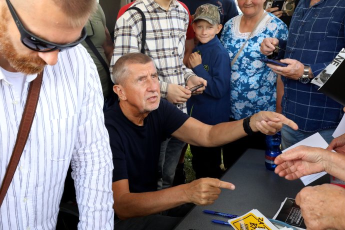 „Naše vlastní armáda taky není v moc dobrém stavu,“ argumentuje Andrej Babiš proti pomoci Ukrajině. Jeho hnutí ANO vedlo obranu osm let. Foto: Ludvík Hradilek, Deník N
