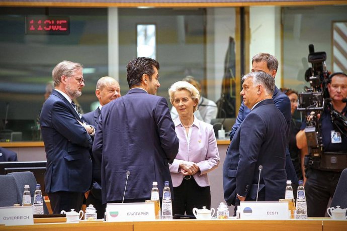 Premiér Petr Fiala na začátku summitu s německým kancléřem, šéfkou Evropské komise a maďarským a bulharským premiérem. Foto: Evropská rada