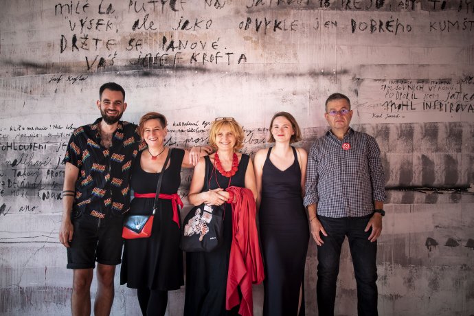 Petr Koubský, Adéla Karásková Skoupá, Petra Procházková, Lenka Vrtišková Nejezchlebová a Filip Titlbach na předání Novinářské ceny 2021. Foto Gabriel Kuchta, Deník N