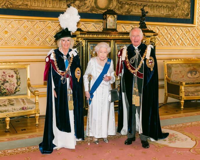Královna Alžběta II. se synem princem Charlesem a jeho manželkou vévodkyní Camillou. Foto: Buckinghamský palác
