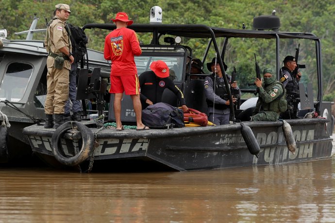 Policisté a záchranáři během pátrání po ztraceném britském novináři Domu Phillipsovi a brazilském expertovi Brunovi Pereirovi v odlehlé oblasti nejzápadnější brazilské Amazonie, ve státě Amazonas nedaleko hranice s Peru. Foto: Bruno Kelly, Reuters