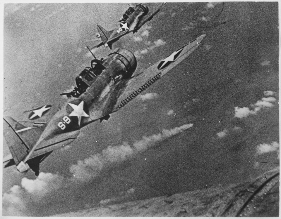 Americké letouny Dauntless během bitvy u Midway, červen 1942. Foto: Wikimedia Commons, Public Domain