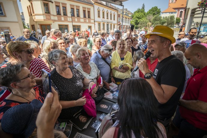 Andrej Babiš se vítá s fanoušky v Chodově na Karlovarsku. Foto: Gabriel Kuchta, Deník N