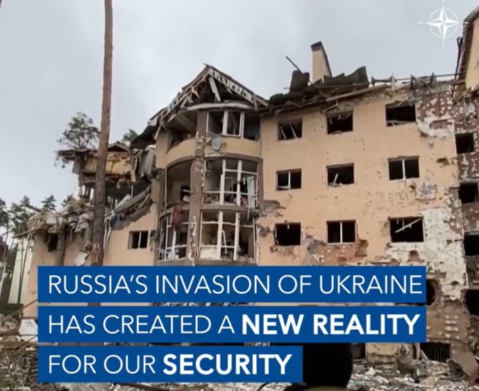 „Ruská invaze na Ukrajinu vytvořila pro naši bezpečnost novou realitu,“ píše se ve videu NATO k jeho madridskému summitu. Zdroj: NATO