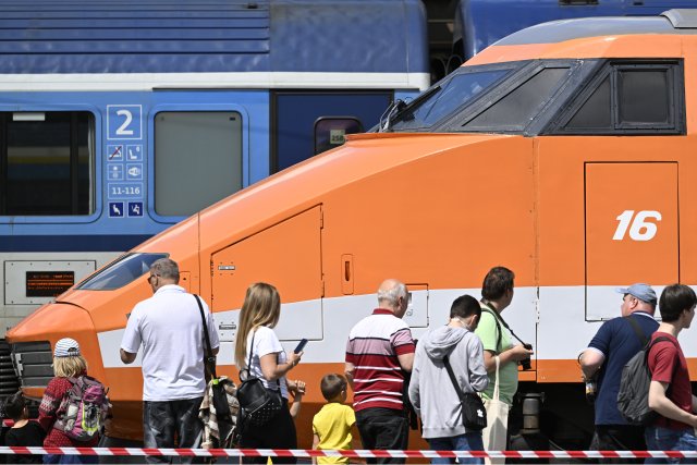 Na pražské hlavní nádraží dorazil v pondělí vysokorychlostní vlak TGV. Jeho prezentace veřejnosti je součástí spolupráce Správy železnic a francouzského železničního dopravce SNCF na projektu přípravy vysokorychlostních tratí v České republice. Foto: ČTK