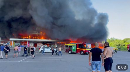Hořící obchodní centrum v Kremenčuku. Zdroj: Oficiální kanál prezidenta Volodymyra Zelenského
