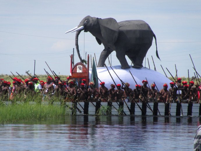 Vidíte slona na lodi? Tak to se stěhuje král. Foto: Federico Gazzoli, Deník N