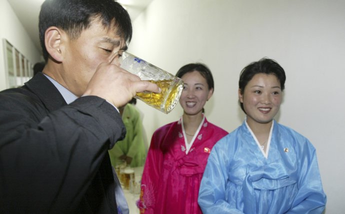 Ochutnávka piva Tchädonggang v pchjongjangském pivovaru (archivní snímek z května 2004). Foto: I Čäwon, Reuters