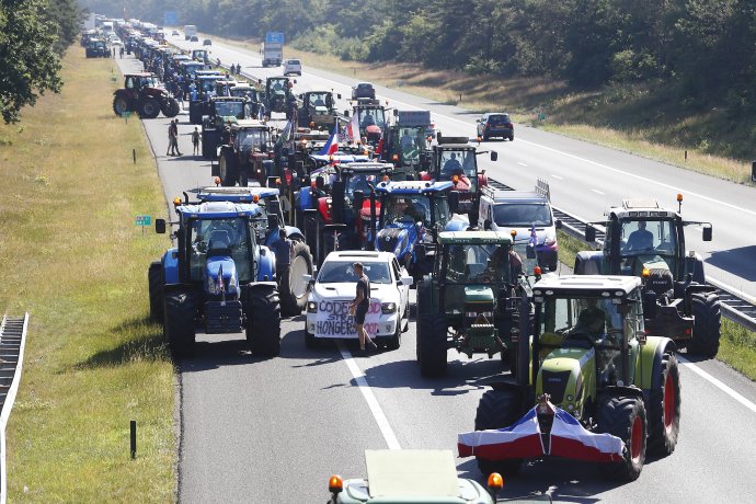 Takto táhli nizozemští zemědělci po dálnici ve Stroe na protest už v červnu. Foto: Pro Shots / Sipa USA / Reuters
