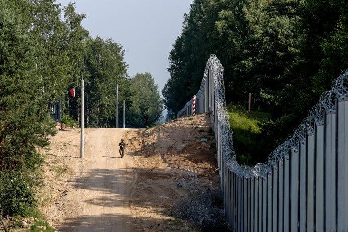Polsko dokončilo 180 km dlouhý a 5,5 m vysoký „plot“ s ostnatým drátem na zhruba 460 km dlouhé hranici s Běloruskem. Zároveň ukončilo nouzový stav vyhlášený vloni kvůli migrační krizi vyvolané Lukašenkovým režimem. Fotografie je z místa poblíž polského Nowodzielu. Foto: Dominika Zarzycka, Sipa USA / Reuters