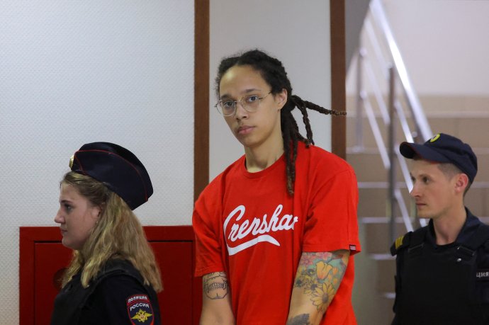 Špičková americká basketbalistka Brittney Grinerová byla už od února v ruské vazební věznici kvůli údajnému pašování hašišového oleje. O její výměně za jiného ruské vězně vyjednával speciálně pověřený americký diplomat. Foto: Evgenia Novozhenina, Reuters