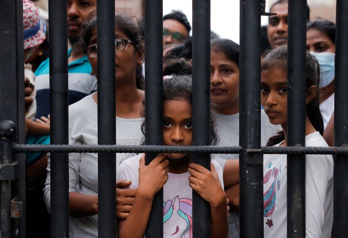 Výsledkem vleklé nespokojenosti a frustrace Šrílančanů jsou měsíce trvající nepokoje, které se policie marně snaží potlačit. Foto: Dinuka Liyanawatte, Reuters