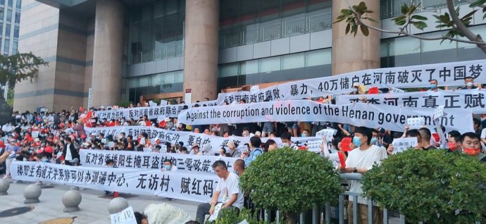Oběti největšího bankovního podvodu v Číně se ve městě Čeng-čou dožadují spravedlnosti a vrácení svých peněz. Foto: Weibo via Eyepress, Reuters