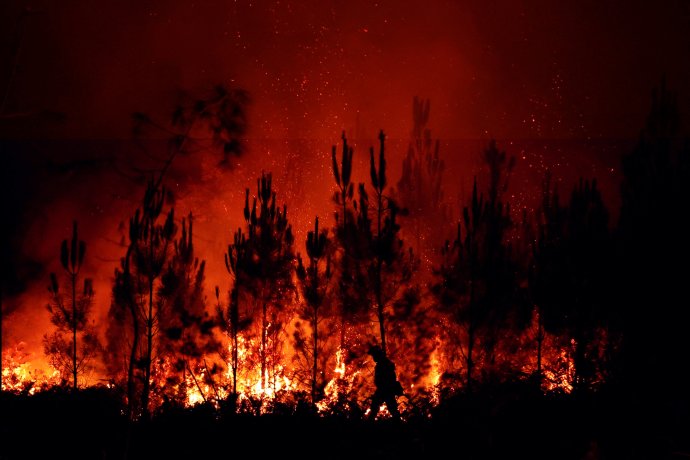 Hasič v Louchats, kde se v regionu Gironde na jihozápadě Francie stále šíří lesní požáry, 17. července 2022. Foto: Reuters / Sarah Meyssonnier