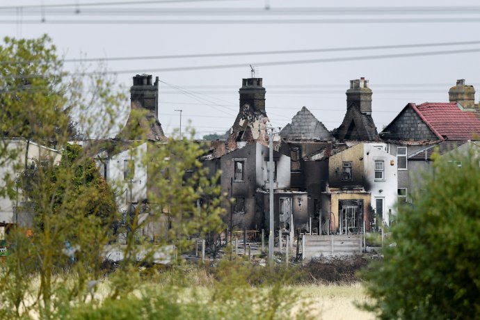 Domy shořelé v důsledku nebývalých veder ve východolondýnském Wenningtonu. 20. července 2022. Foto: Tony O’Brien, Reuters