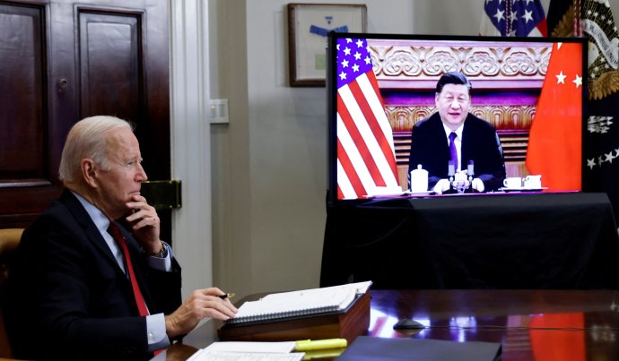 Joe Biden chce do konce tohoto měsíce telefonovat se Si Ťin-pchingem. (Archivní snímek z listopadu 2021). Foto: Jonathan Ernst, Reuters