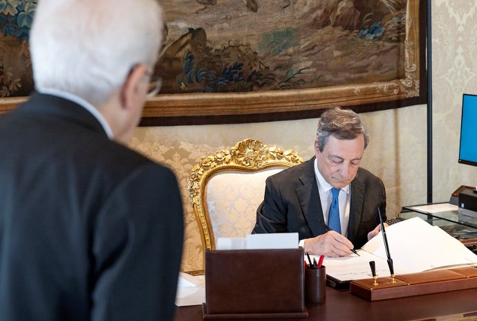 Mario Draghi rezignoval na premiérskou funkci ve čtvrtek 21. července. Tentýž den se sešel s prezidentem Sergiem Mattarellou. Foto: Paolo Giandotti, italský prezidentský palác via Reuters