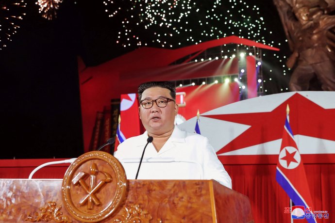 Kimův projev na ceremoniálu v Pchjongjangu k 69. výročí konce korejské války. KLDR 27. červenci přezdívá Den vítězství a každý rok si výročí slavnostně připomíná. Foto: KCNA via Reuters