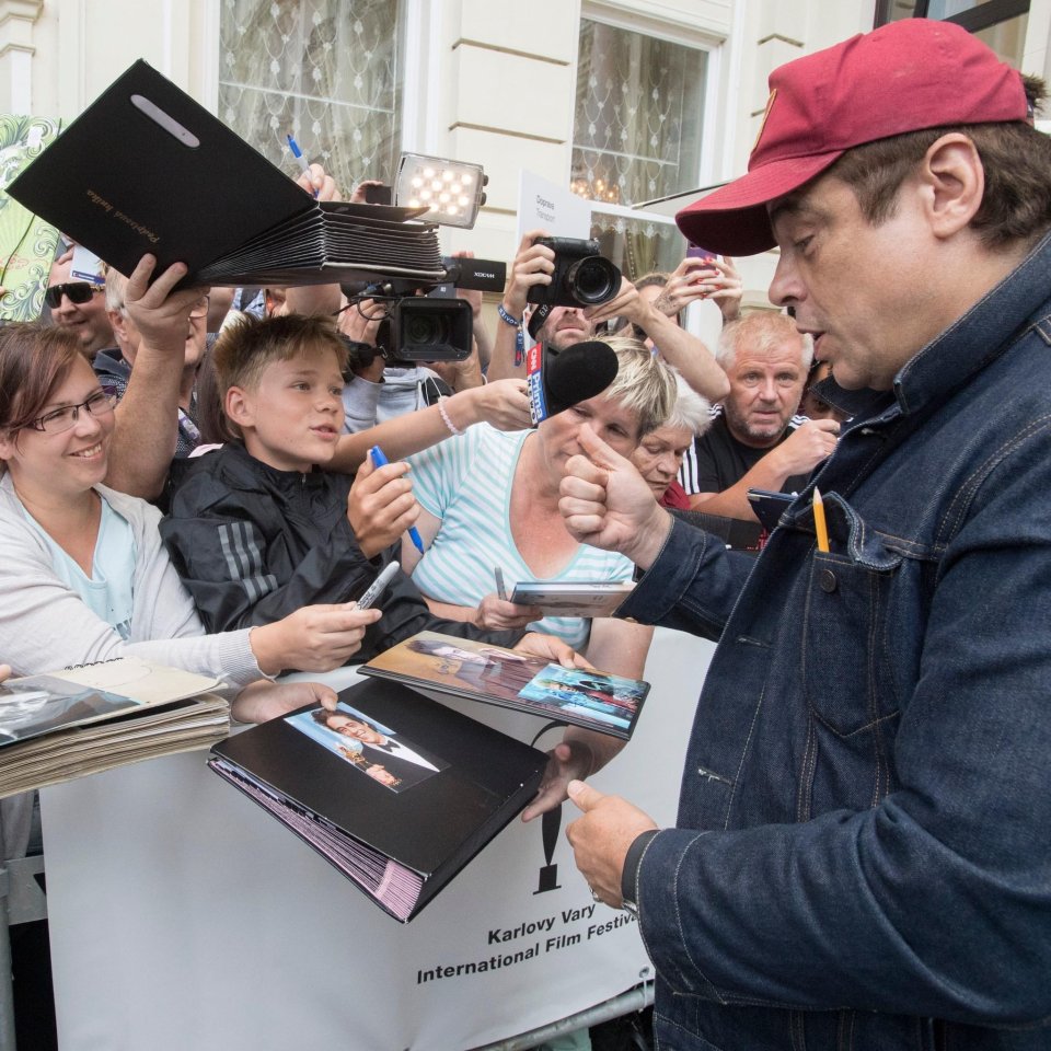 Herec Benicio del Toro se v Karlových Varech podepisoval fanouškům. Foto: KVIFF