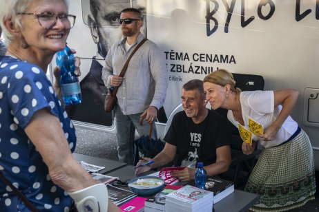 Andrej Babiš se svou pravou rukou Tünde Bartha. Foto: Gabriel Kuchta, Deník N
