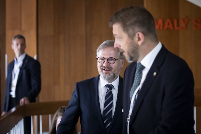 Premiér Petr Fiala s ministrem vnitra Vítem Rakušanem. Foto: Gabriel Kuchta, Deník N