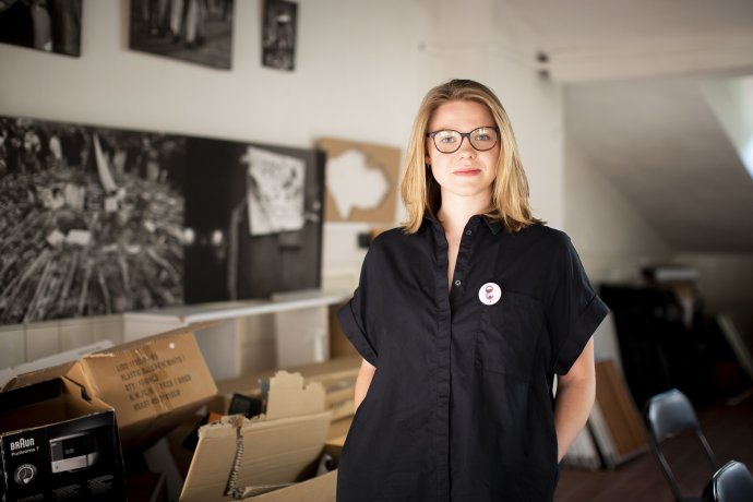 Mluvčí Milionu chvilek Hana Strašáková vysvětluje, jak organizace funguje a co má v plánu. Foto: Gabriel Kuchta, Deník N