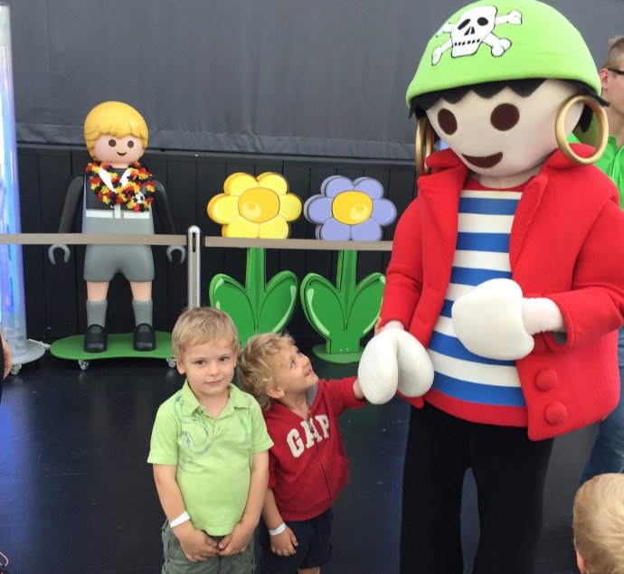 Vyfotit se s panáčkem Playmobilem děti mohou po představení uvnitř velké budovy, která je spíš nekonečnou hernou. Foto: Jana Ciglerová, Deník N