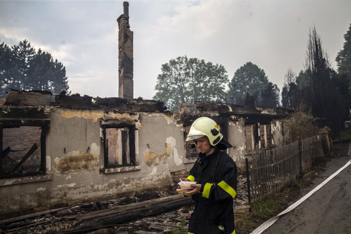Jídlo a nápoje pro hasiče je možné přinést na několik míst v Děčíně. Foto: Gabriel Kuchta, Deník N