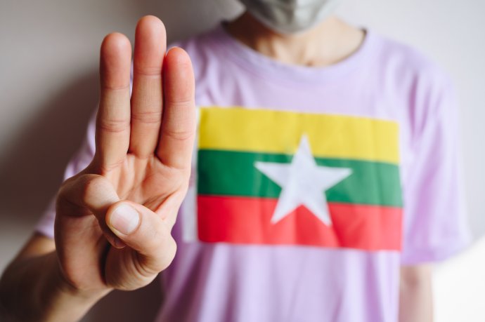 Odsouzení čtyř aktivistů k trestu smrti ve světě vyvolalo velkou negativní odezvu. Toto gesto symbolizuje odpor proti militaristickému převratu v Myanmaru a zároveň vyjadřuje solidaritu s demokratickými hnutími napříč jihovýchodní Asií. Foto: AdobeStock, Boyloso
