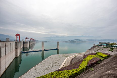 Přehrada Tři soutěsky na čínské Dlouhé řece. Foto: marcaletourneux, Adobe Stock