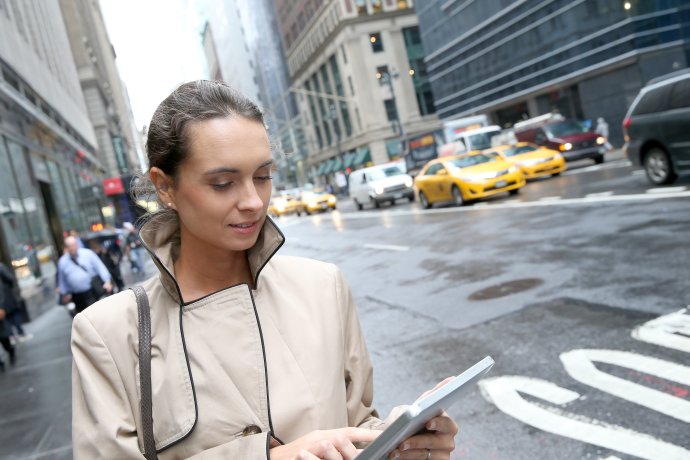 To, že si v ulicích amerických měst jako žena objednáte taxi přes mobil či tablet, ještě neznamená, že se domů dostanete bezpečně. Ilustrační foto: Adobe Stock