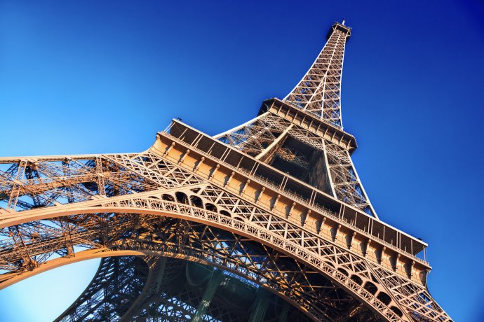 Už francouzský konstruktér Gustave Eiffel, jehož společnost 300 metrů vysokou železnou konstrukci navrhla a postavila, upozorňoval, že největším problémem pro dlouhověkost stavby bude najít rez a zastavit její šíření. Foto: adisa, Adobe Stock