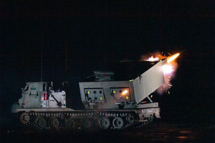 Americký salvový raketomet typu M270 ve výzbroji britské armády. Foto: britské ministerstvo obrany