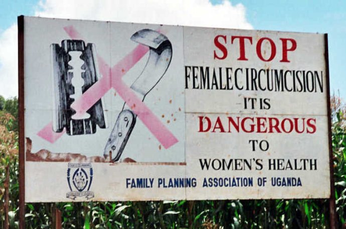 Kampaň proti praktikování ženské obřízky (billboard v Ugandě, 2004, ilustrační). Foto: Amnon s (Amnon Shavit), Wikimedia CC BY-SA 3.0