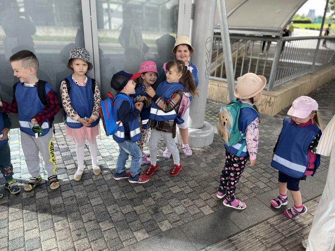 Děti chodí do adaptačního centra na pražském Chodově už od května. Některé tam ale asi budou muset zůstat i v září. Foto: Barbora Loudová, Deník N