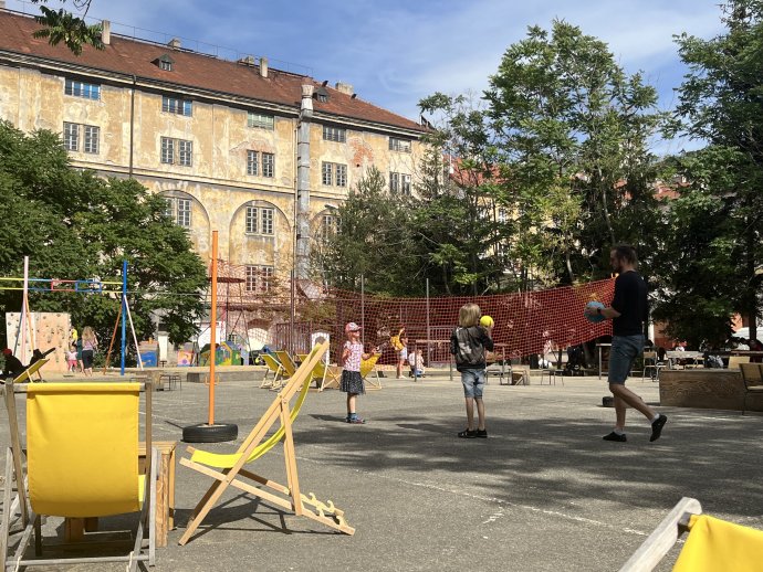 Vystačit si s málem možná nepůsobí oslnivě, zářivě ani cool, ale pro život nás ta schopnost vybaví mnohem lépe než komfort a dostatek. Na snímku obyčejné odpoledne v pražských Kasárnách Karlín: Jana Ciglerová, Deník N