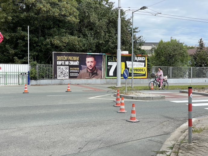 V Hradci Králové visí dva billboardy vyzývající k příspěvku na zbraně pro Ukrajinu. Další je v Havlíčkově Brodě. Stejný billboard v červnu z řádně pronajaté plochy odstranila společnost BigMedia, protože prý vzbuzoval strach. Foto: Mluvme spolu