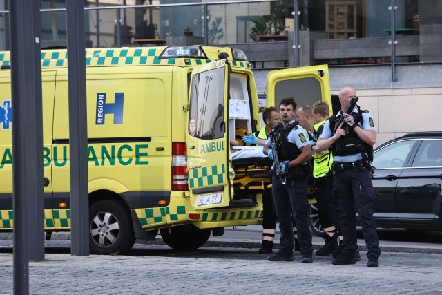 Policie a záchranáři na místě útoku. Foto: Olafur Steinar Gestsson, Ritzau Scanpix via AP, ČTK