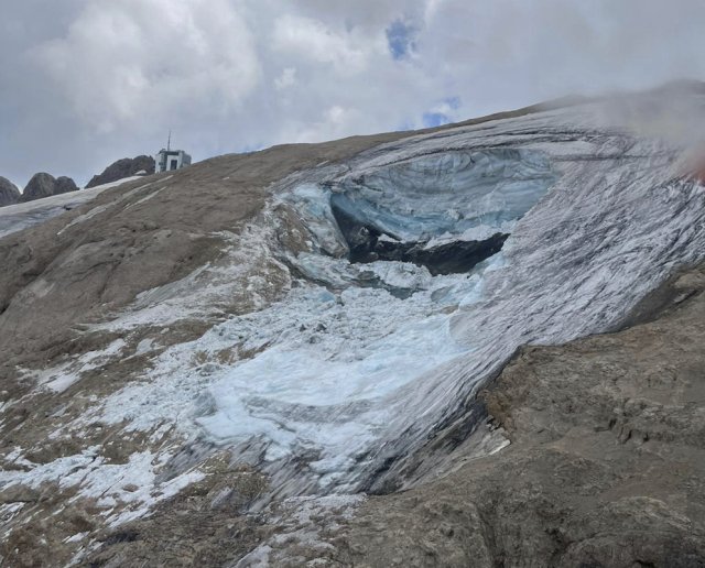 Ledovec pod Marloladou na nedatovaném snímku poskytnutém úřady. Foto: ČTK/AP