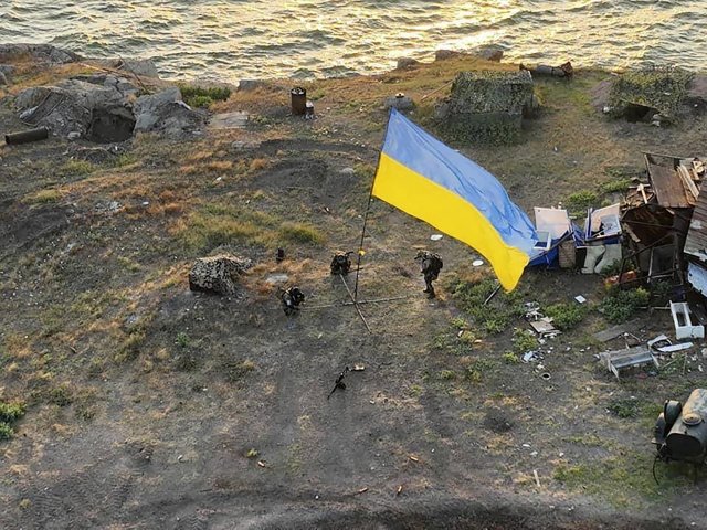 Nad Hadím ostrovem znovu vlaje ukrajinská vlajka. Foto: ČTK/ABACA/AA/ABACA