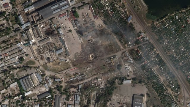 Satelitní snímek ukazuje následky výbuchu ruského skladu u obce Nova Kachovka. Foto: ČTK/AP