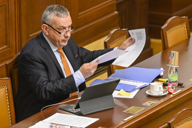 Ministr průmyslu a obchodu Jozef Síkela na schůzi Poslanecké sněmovny, která zrychleně v legislativní nouzi schvalovala předlohu, jež umožní zavedení úsporného tarifu u elektřiny a plynu. FOTO: ČTK