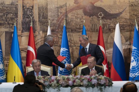 Ruský a turecký ministr obrany si podávají ruce po podpisu smluv o vývozu obilí z ukrajinských přístavů. V popředí je generální tajemník OSN António Guterres (vlevo) a turecký prezident Recep Tayyip Erdogan (vpravo). Foto: Khalil Hamra, ČTK/AP
