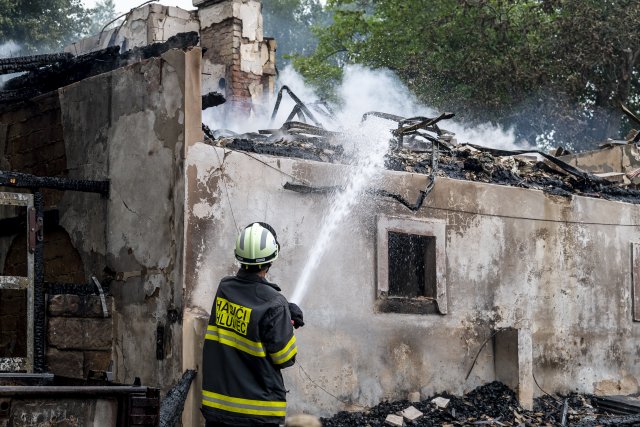 Oheň už v Mezné zničil několik budov. Foto: ČTK