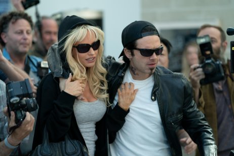 Seriálová Pamela Andersonová a Tommy Lee v podání Lily Jamesové a Sebastiana Stana. Foto: Erin Simkin/Hulu